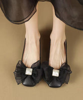 Zapatos planos negros de moda para mujer con lazo.